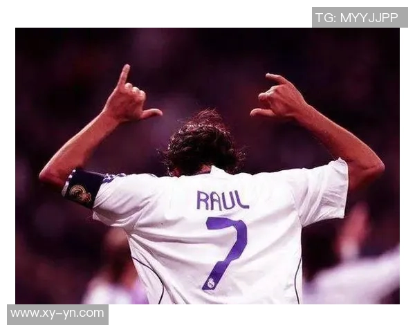 高冷足球女星的背影魅力与个性头像的完美结合 高冷足球女星的背影魅力与个性头像的完美结合