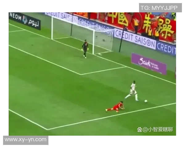 足球明星在比赛间隙意外就地上厕所引发球迷热议与媒体关注